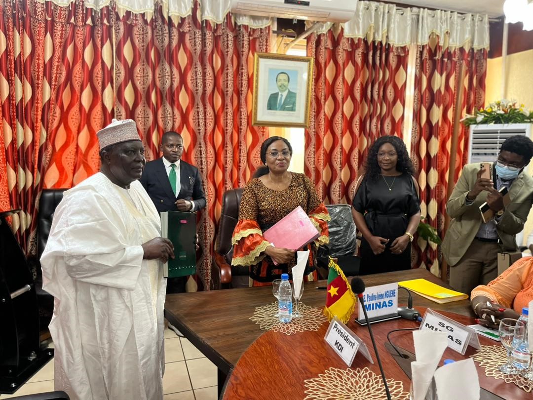 Echange de parapheurs entre Pauline Irène Nguene, Ministre des Affaires Sociales et Hamad Kalkaba Malboum, Président de KDI, durant la cérémonie de signature du 17 juin 2022