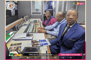 Le DG de la CRTV Charles Ndongo auprès des équipes techniques de la retransmission en direct de la visite papale au Cameroun