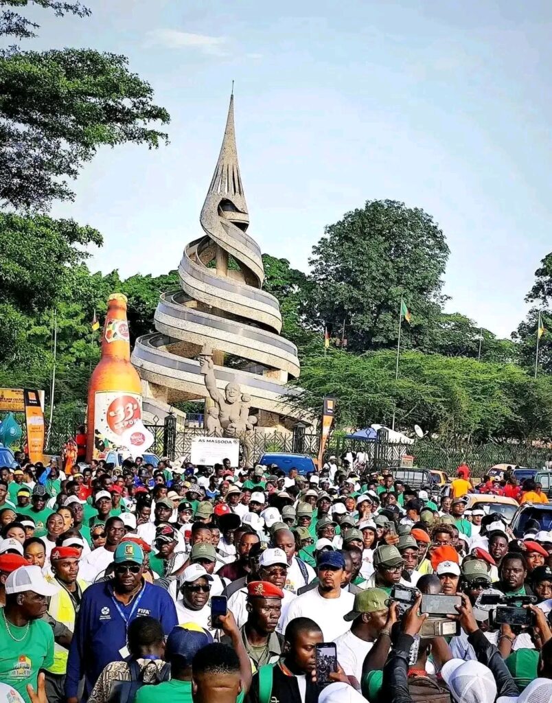 Les marcheurs de la Fécafoot avec Samuel Eto'o, avant l'inauguration du nouveau siège.