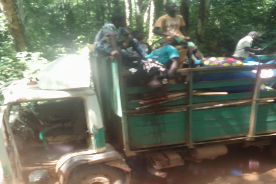 Des enfants sur un camion
