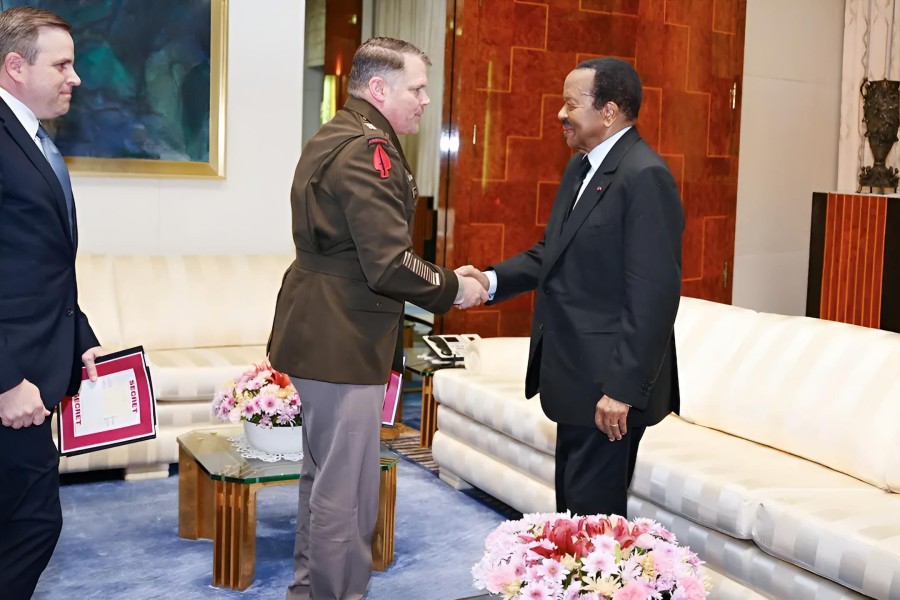 Paul Biya et Général Dagvin R. M. Anderson.